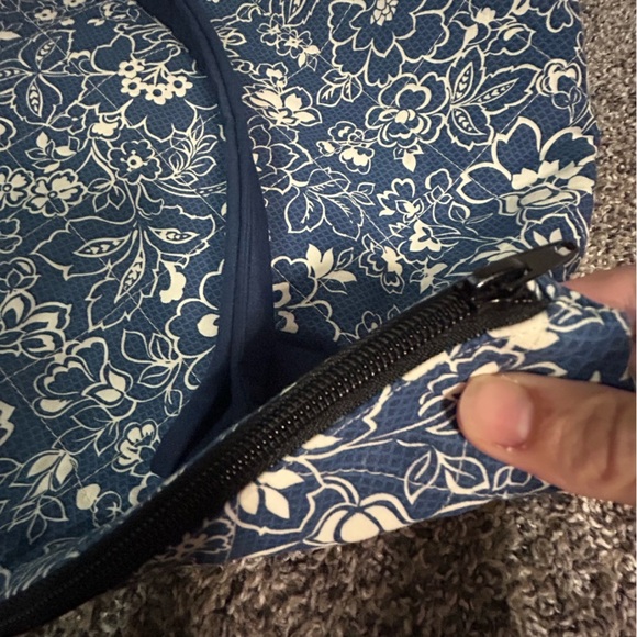 Large quilted blue and white floral printed, zippered tote - Picture 4 of 10